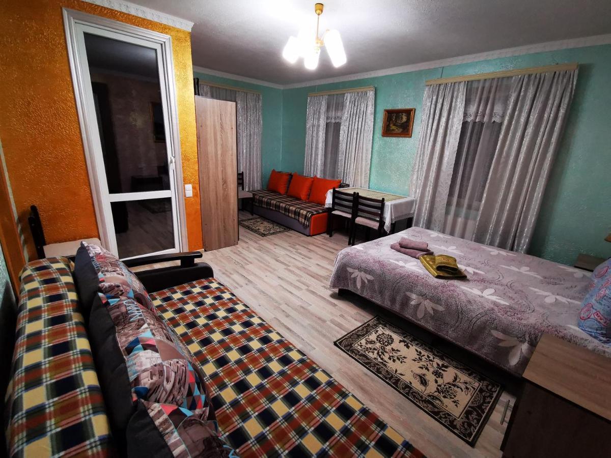 Міні Квартал Hotel Yahotyn ภายนอก รูปภาพ
